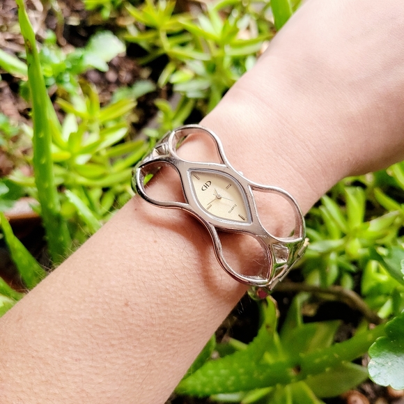 Classic Oversized Geometric Cuff Watch - Picture 5 of 9